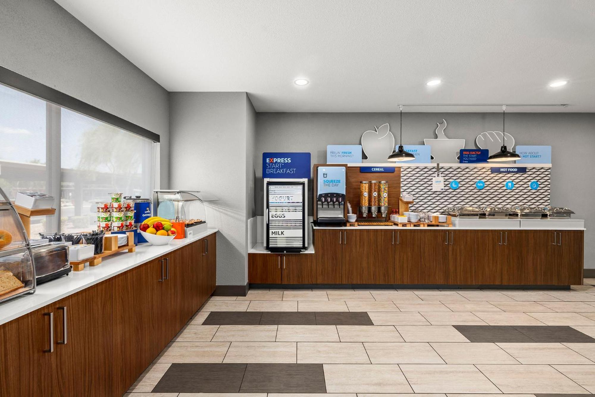 Express & - West - Tolleson By Ihg Hotel 2*